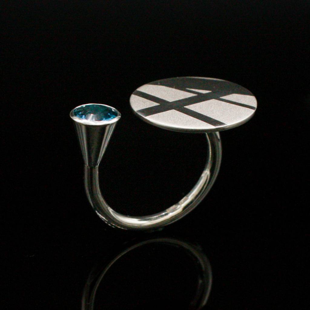 Ring in sterling silver with faceted London Blue Topaz.
Sold.
